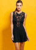 Vestido com Renda no Decote Preto